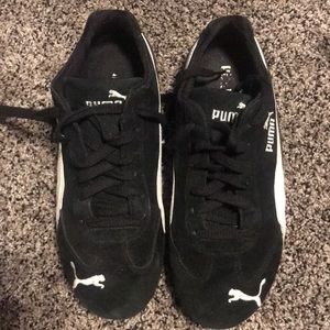 Black and white Puma tennis shoes